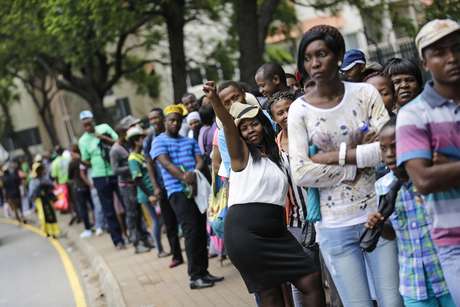 Sul-africanos aguardam em fila quilométrica para se despedir do ex-presidente Sul-africanos aguardam em fila quilométrica para se despedir do ex-presidente