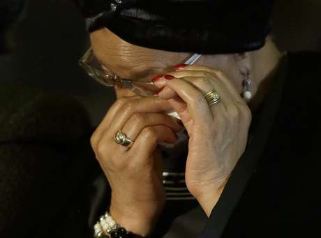 A viúva de Mandela, Graça Machel, enxuga as lágrimas durante cerimônia <p>A viúva de Mandela, Graça Machel, enxuga as lágrimas durante cerimônia</p>