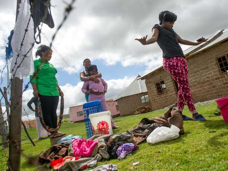 Ncebakazi Cuthalele mora do outro lado da rodovia onde está localizada a fazenda da família Mandela Ncebakazi Cuthalele mora do outro lado da rodovia onde está localizada a fazenda da família Mandela