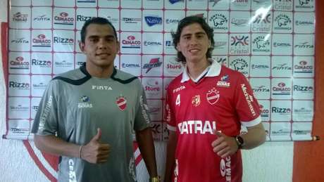 Goleiro André Luís e meia argentino Nacho Coira (direita) são novidades no Vila Nova Goleiro André Luís e meia argentino Nacho Coira (direita) são novidades no Vila Nova