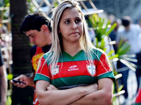 Torcida da Portuguesa compareceu na porta do STJD para ver seu time ser rebaixado nos tribunais <p>Torcida da Portuguesa compareceu na porta do STJD para ver seu time ser rebaixado nos tribunais</p>