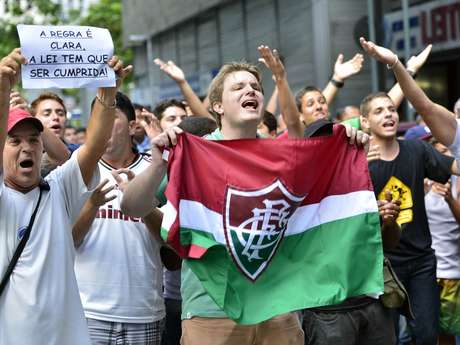 Milhares de torcedores do Fluminense também foram ao STJD comemorar "virada de mesa" <p>Milhares de torcedores do Fluminense também foram ao STJD comemorar "virada de mesa"</p>