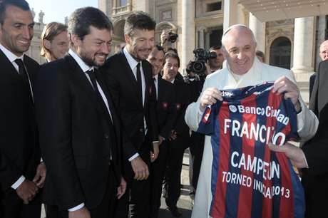 Fnrancisco segura uma camisa do San Lorenzo que ganhou de presente dos dirigentes do clube argentino Fnrancisco segura uma camisa do San Lorenzo que ganhou de presente dos dirigentes do clube argentino