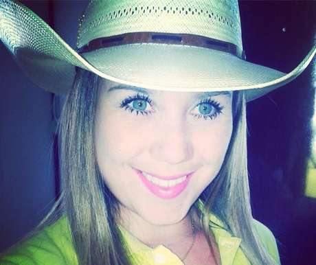 Facebook / Reprodução <p>Loanne Costa e o padrasto dela, Joaquim Luz, foram encontrados mortos em Pirenópolis (GO)</p>