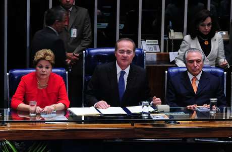 Solenidade contou com a presença de Dilma (esq.), do presidente do Congresso, Renan Calheiros (centro), e do vice-presidente da República, Michel Temer (dir.) Solenidade contou com a presença de Dilma (esq.), do presidente do Congresso, Renan Calheiros (centro), e do vice-presidente da República, Michel Temer (dir.)
