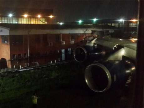 A asa do avião colidiu com um prédio A asa do avião colidiu com um prédio