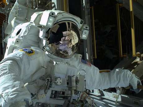 O astronauta Mike Hopkins publicou em seu Twitter uma imagem que mostra ele durante a caminhada espacial de sábado (21) <p>O astronauta Mike Hopkins publicou em seu Twitter uma imagem que mostra ele durante a caminhada espacial de sábado (21)</p>