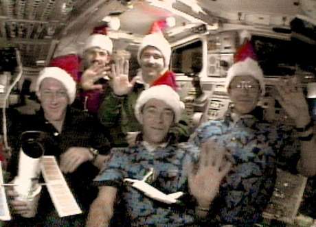 Tripulação do ônibus espacial Discovery comemorou o Natal de 1999 com gorros de Papai Noel Tripulação do ônibus espacial Discovery comemorou o Natal de 1999 com gorros de Papai Noel
