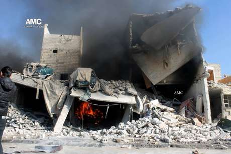 AMC / AP Imagem do Aleppo Media Center (AMC) mostra prédio destruído durnate bombardeio aéreo no bairro de Masaken Hanano, um bairro oposicionista da cidade de Aleppo