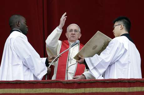 AP O papa Francisco pediu o fim da violência na Síria e a garantia do acesso do país à ajuda humanitária em sua primeira mensagem de Natal Urbi et Orbi