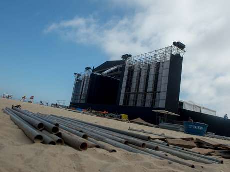 Palco para a festa da virada do ano começa a mudar a paisagem da praia carioca <p>Palco para a festa da virada do ano começa a mudar a paisagem da praia carioca</p>