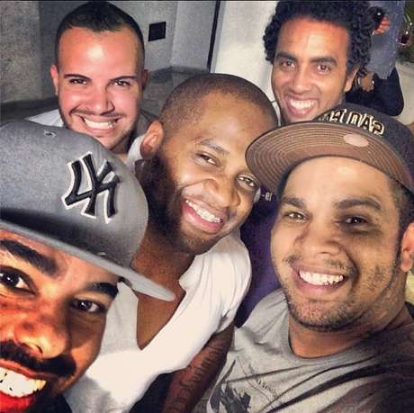 Rodriguinho (de boné, à direita) se reunirá com Os Travessos para turnê de 20 anos do grupo Rodriguinho (de boné, à direita) se reunirá com Os Travessos para turnê de 20 anos do grupo