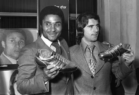Eusébio ao lado do alemão Gerd Müller. Craque nasceu em Moçambique, antiga colônia portuguesa <p>Eusébio ao lado do alemão Gerd Müller. Craque nasceu em Moçambique, antiga colônia portuguesa</p>