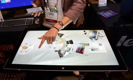 A CES, maior feira de eletrônicos de consumo do mundo, começa oficialmente somente na terça-feira, mas as fabricantes já começaram a mostrar suas novidades em Las Vegas A CES, maior feira de eletrônicos de consumo do mundo, começa oficialmente somente na terça-feira, mas as fabricantes já começaram a mostrar suas novidades em Las Vegas