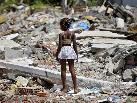 Moradores deixam suas casas na Vila do Metrô, na Mangueira, Rio de Janeiro Moradores deixam suas casas na Vila do Metrô, na Mangueira, Rio de Janeiro
