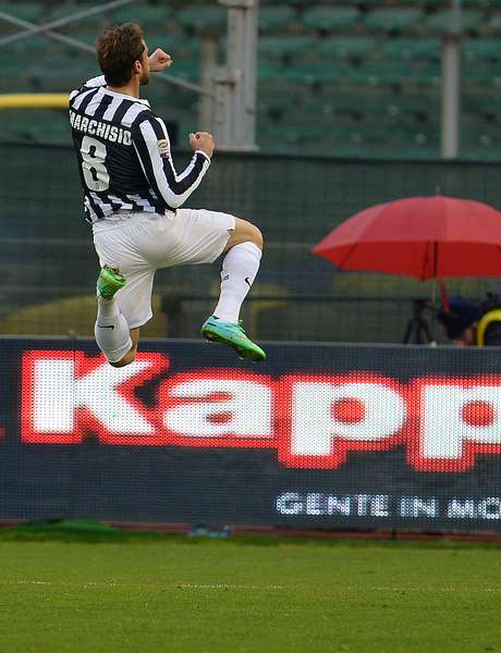 Claudio Marchisio comemora gol da Juventus; sétima vitória seguida Claudio Marchisio comemora gol da Juventus; sétima vitória seguida