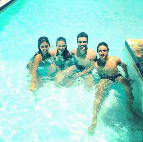 Atriz posou ao lado de colegas de elenco em piscina <p>Atriz posou ao lado de colegas de elenco em piscina</p>