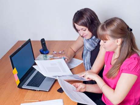 Para começar, o empreendedor pode buscar ficar por dentro das regulamentações ambientais que giram em torno de seu setor. Além de ficar ciente, ele pode elaborar projetos internos que façam com que a empresa fique dentro das normas Para começar, o empreendedor pode buscar ficar por dentro das regulamentações ambientais que giram em torno de seu setor. Além de ficar ciente, ele pode elaborar projetos internos que façam com que a empresa fique dentro das normas