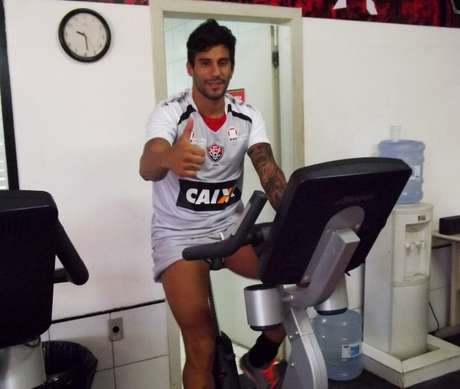 Zagueiro Ferrari foi contratado após rescindir o contrato com o All Boys-ARG Zagueiro Ferrari foi contratado após rescindir o contrato com o All Boys-ARG