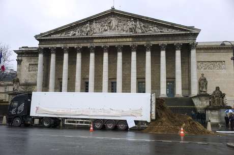 Caminhão despejou montanha de estrume em frente à Assembleia Nacional Francesa, em Paris