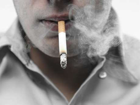 Além da diminuição no número de fumantes, houve redução na quantidade de cigarros fumados Além da diminuição no número de fumantes, houve redução na quantidade de cigarros fumados