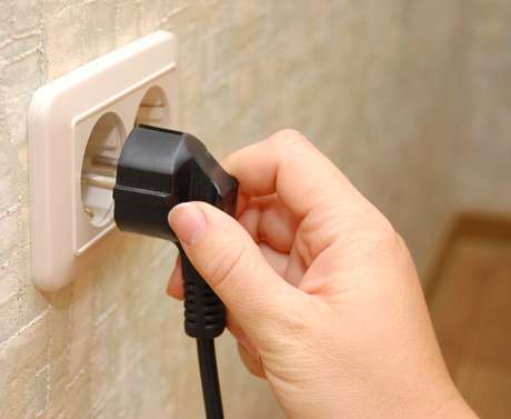 Tirar da tomada aparelhos que não estiver utilizando é uma maneira de economizar <p>Tirar da tomada aparelhos que não estiver utilizando é uma maneira de economizar</p>