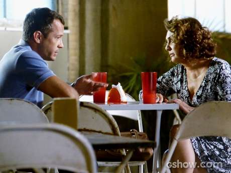 Bruno (Malvino Salvador) diz que a mãe quis afastar o médico de Gina (Carolina Kasting) Bruno (Malvino Salvador) diz que a mãe quis afastar o médico de Gina (Carolina Kasting)