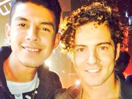 Twitter <p>Gibrán David Martiz Díaz perteneció al equipo de Wisin y Yandel, aunque la foto que presentamos - tomada de su cuenta de Twitter - él chico posa junto a David Bisbal, quién también fue coach en esa edición del 2013.</p>
