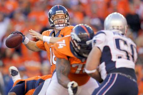Joe Mahoney / AP El quarterback Peyton Manning de los Broncos de Denver lanza un pase contra los Patriots de Nueva Inglaterra en la final de la AFC el domingo 19 de enero de 2014.