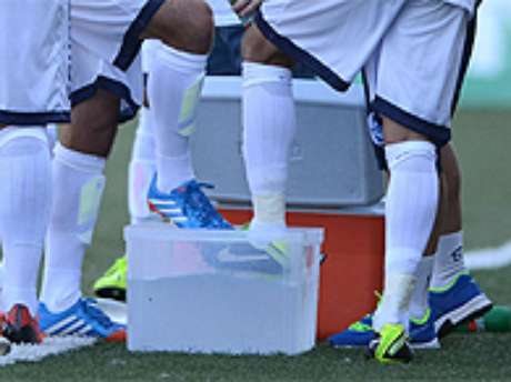 São José venceu o Grêmio por 1 a 0 em jogo onde atletas precisaram resfriar os pés em baldes de gelo <p>São José venceu o Grêmio por 1 a 0 em jogo onde atletas precisaram resfriar os pés em baldes de gelo</p>