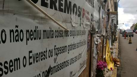 A frente da Boate Kiss virou um verdadeiro santuário em homenagem às vítimas A frente da Boate Kiss virou um verdadeiro santuário em homenagem às vítimas