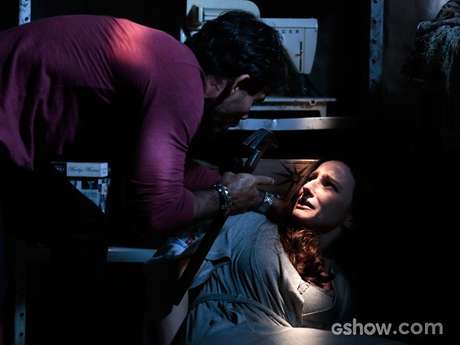 Ninho (Juliano Cazarré) tranca Rebeca (Paula Braun) em um quartinho Ninho (Juliano Cazarré) tranca Rebeca (Paula Braun) em um quartinho