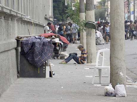 De acordo com dois dependentes químicos, os policiais abordaram parte dos frequentadores da Cracolândia exigindo que deitassem ao chão e colocassem as mãos na cabeça De acordo com dois dependentes químicos, os policiais abordaram parte dos frequentadores da Cracolândia exigindo que deitassem ao chão e colocassem as mãos na cabeça