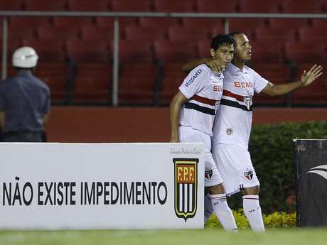 Ganso e Luís Fabiano festejam gol no Morumbi Ganso e Luís Fabiano festejam gol no Morumbi