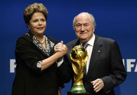 Com a proximidade da Copa do Mundo, Dilma tem participado mais da organização do evento; na última semana a presidente visitou Joseph Blatter na Fifa <p>Com a proximidade da Copa do Mundo, Dilma tem participado mais da organização do evento; na última semana a presidente visitou Joseph Blatter na Fifa</p>