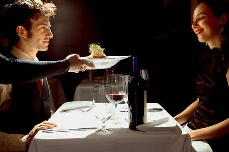 A condição financeira do milionário é resguardada para que a mulher se interesse pelos atributos e qualidades do pretendente A condição financeira do milionário é resguardada para que a mulher se interesse pelos atributos e qualidades do pretendente