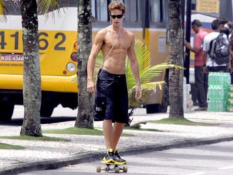 O ator Jonatas Faro aposta no skate <p>O ator Jonatas Faro aposta no skate</p>
