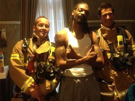 Cantor publicou em seu Instagram uma foto ao lado de dois bombeiros <p>Cantor publicou em seu Instagram uma foto ao lado de dois bombeiros</p>