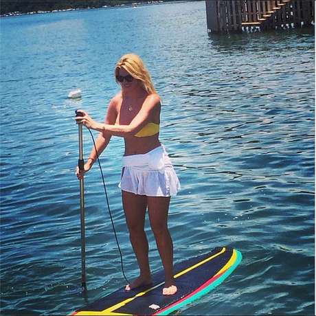 Até a socialite Val Marchiori aderiu ao Stand Up Paddle <p>Até a socialite Val Marchiori aderiu ao Stand Up Paddle</p>