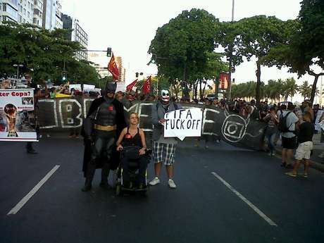 Paula Bianchi / Terra No Rio, manifestantes fecham a avenida Atlântica e gritam palavras de ordem em direção ao Arpoador