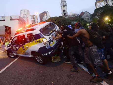 Alguns manifestantes atacaram um carro da Guarda Civil Metropolitana, tentando virar o veículo <p>Alguns manifestantes atacaram um carro da Guarda Civil Metropolitana, tentando virar o veículo</p>