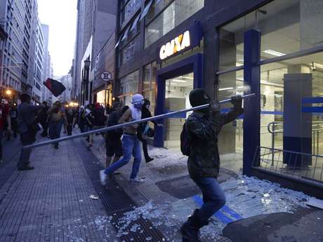 Agências bancárias e concessionárias foram depredadas em protesto contra a Copa no dia 25 de janeiro em São Paulo <p>Agências bancárias e concessionárias foram depredadas em protesto contra a Copa no dia 25 de janeiro em São Paulo</p>
