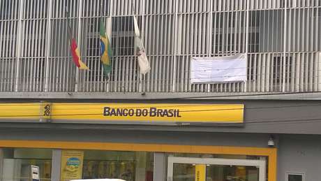 No centro da cidade, faixas brancas ornam a fachada de estabelecimentos comerciais, bancos e prefeitura <p>No centro da cidade, faixas brancas ornam a fachada de estabelecimentos comerciais, bancos e prefeitura</p>