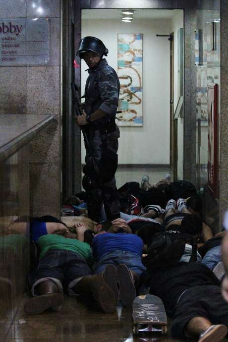 Foram 108 presos pelo Batalhão de Polícia de Choque e outros 20 pelo policiamento de área Foram 108 presos pelo Batalhão de Polícia de Choque e outros 20 pelo policiamento de área