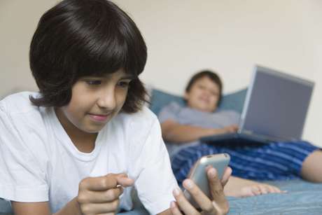 Getty Images <p>Los padres también deben estar atentos a la tecnoadicción o uso desproporcionado e incontrolado de los dispositivos electrónicos por parte de sus hijos.</p>