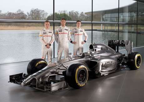 AP en español <p>Jenson Button, Kevin Magnussen (pilotos titulares) y Stoffel Vandoorne (piloto reserva) presentaron el McLaren MP4/29, que será completamente plateado.</p>
