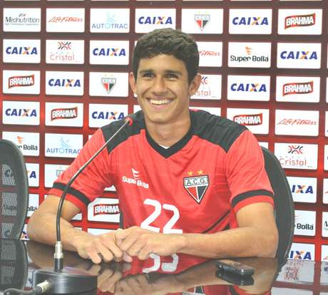 Victor Oliveira está jogando improvisado na lateral esquerda Victor Oliveira está jogando improvisado na lateral esquerda