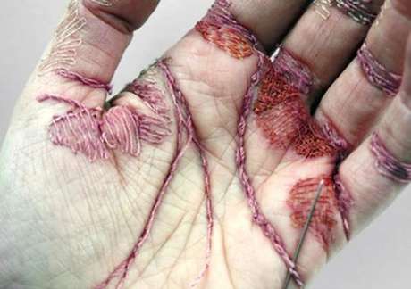 Artista inglesa usa a técnica como forma de questionar os trabalhos femininos <p>Artista inglesa usa a técnica como forma de questionar os trabalhos femininos</p>