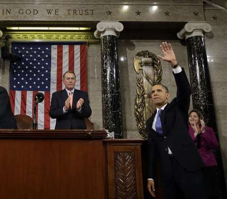 AP en español <p>El presidente Barack Obama saluda, y el presidente de la Cámara de Representantes, Joyn Boehner, aplaude, después de que el mandatario rindiera su discurso del Estado de la Unión, el 12 de febrero de 2013.</p>