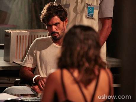 Aline (Vanessa Giácomo) se surpreende quando o delegado a coloca frente a frente com Ninho (Juliano Cazarré) Aline (Vanessa Giácomo) se surpreende quando o delegado a coloca frente a frente com Ninho (Juliano Cazarré)